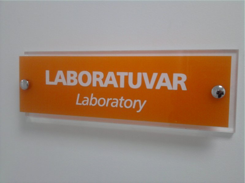 pleksi iç mekan uygulama, pleksiglas iç mekan yönlendirme levhasi